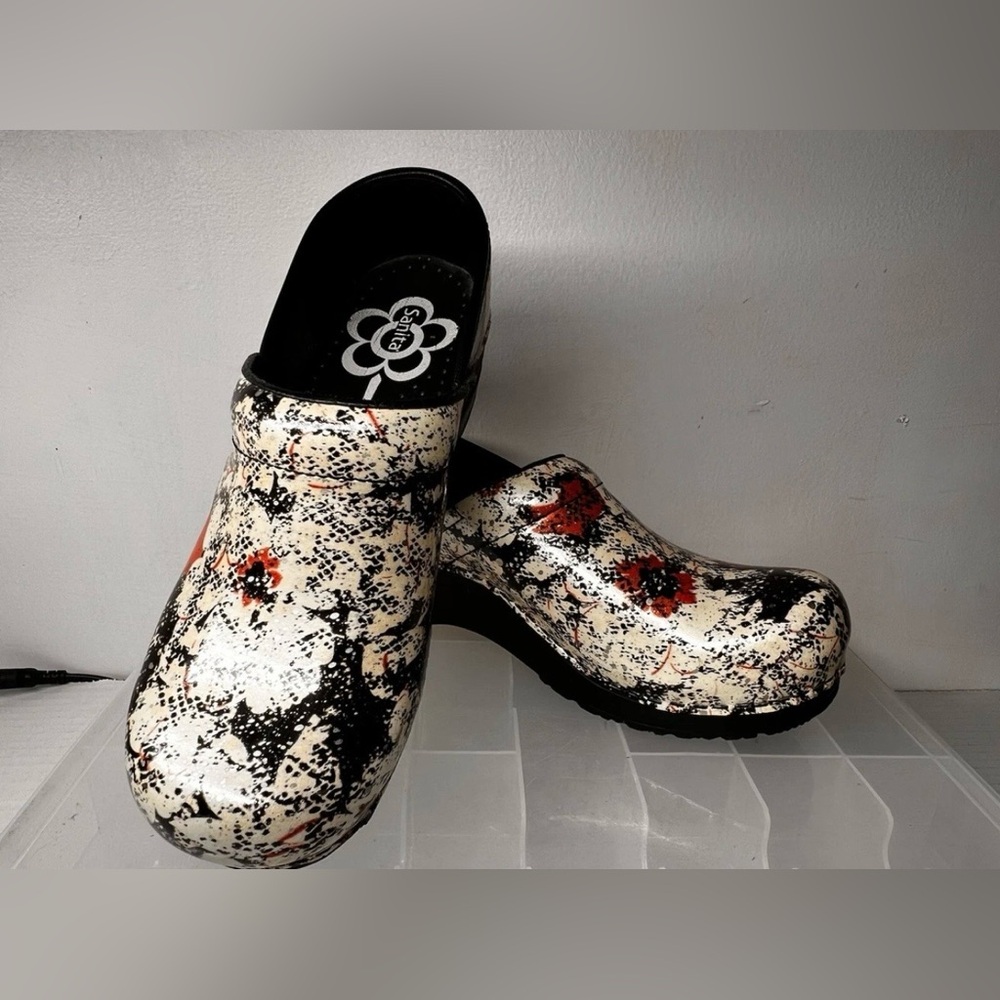 Sanita Women's Artistic Clogs in Black, Cream, and Red 37